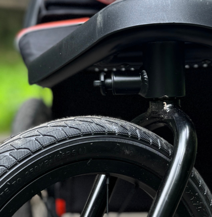 Swivel lock front wheel